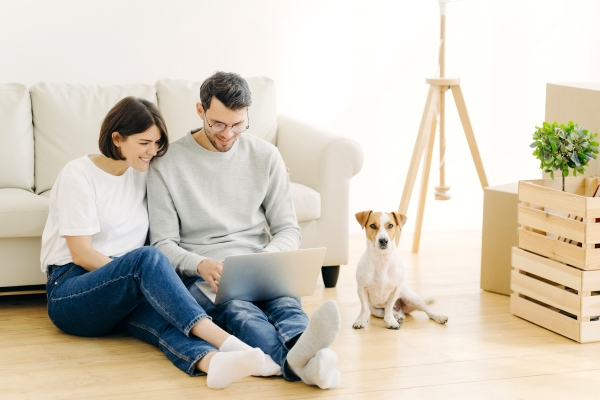 indoorshotoflovelycouplemoveinnewdwelling20221107233152utc.jpg