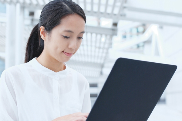 asianbusinesswomanworksonlaptopcomputer20231127051356utc.jpg