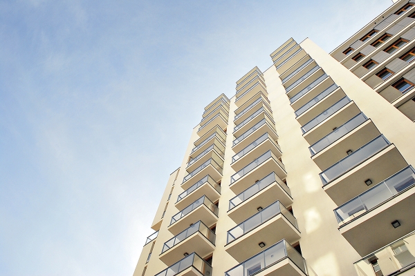 87477223moderneluxeappartementgebouwtegenblauwehemel.jpg