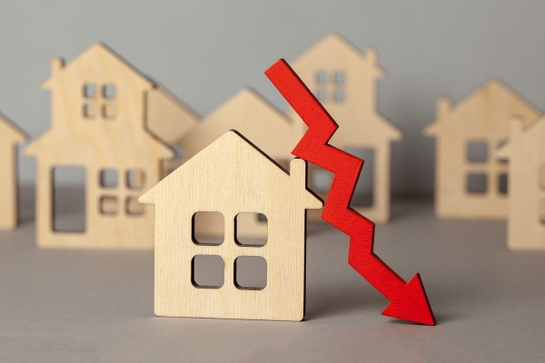 121964904arrowdownandmanyhouses.jpg