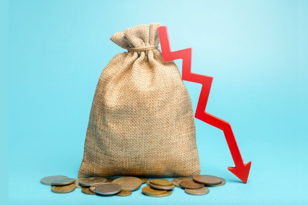 144370705moneybagandredarrowdowneconomicdifficultiesstagnationdecliningbusinessactivityfalling.jpg