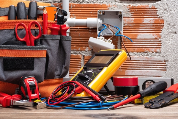 168649386toolbagtoolsandworkequipmentforelectriciantechnicianonawoodenworkbenchconstruction.jpg