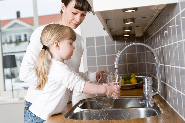 27462144kleinmeisjeindekeukenmethaarmoederdrinkwater.jpg