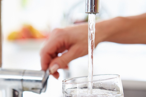 31013288glaswateruitdekraaninkeuken.jpg