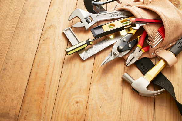 44689798toolbeltwithtoolsonwoodplankswithcopyspace.jpg