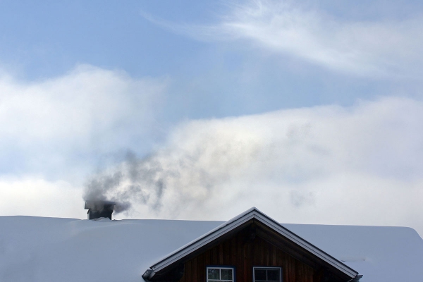 52044867timberheatingpollutantandsootfromthefireplacestockphoto.jpg