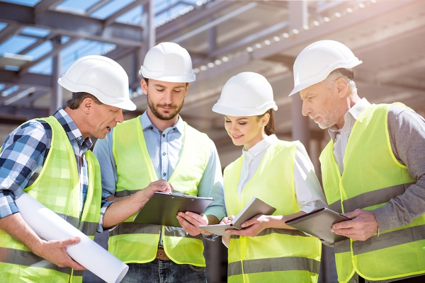 57738614hetdrukhebbeneengroepvandeinhoudingenieursinhardhatsstaansamenineennieuwgebouwenhe.jpg