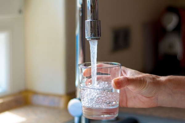 59848142vrouwhetvullenvaneenglaswater.jpg