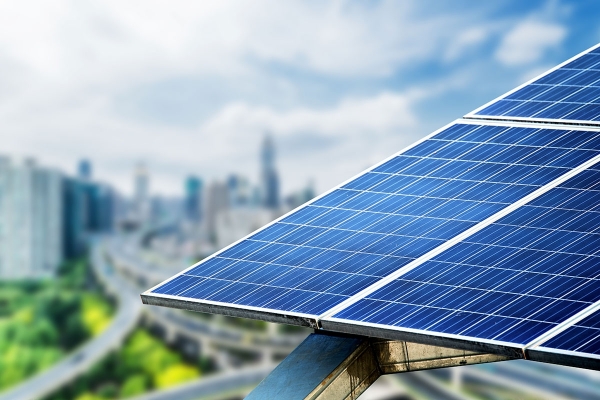 91016175stedelijkeachtergrondzonnepanelen.jpg